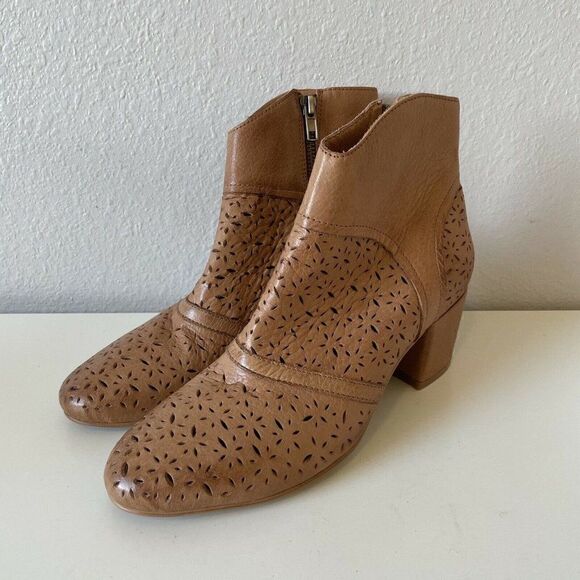 Anthropologie Silent D Ankle Boot Womens 9 39 Pearsy Cognac Laser Perforated NEW - Picture 2 of 8